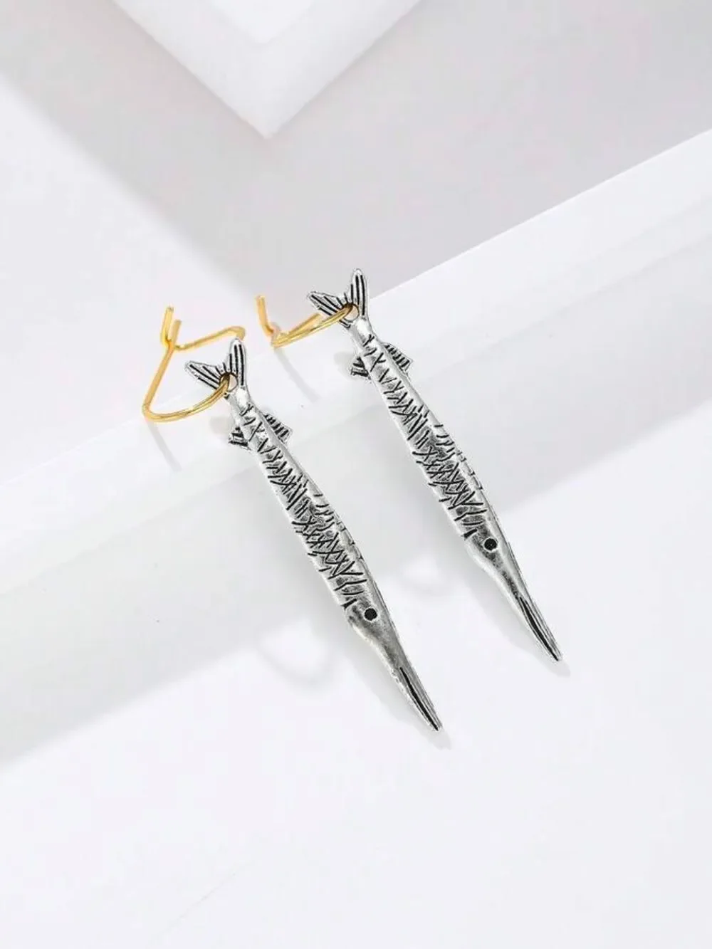 Fish Dangle Earrings Q1181